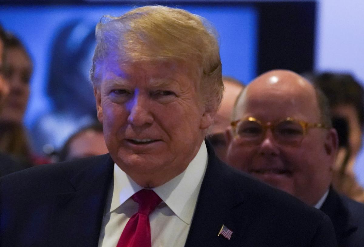 Дональд Трамп оказался в ситуации, когда вынужден помогать Украине, но не может делать это прямо / REUTERS Дональд Трамп оказался в ситуации, когда вынужден помогать Украине, но не может делать это прямо / REUTERS