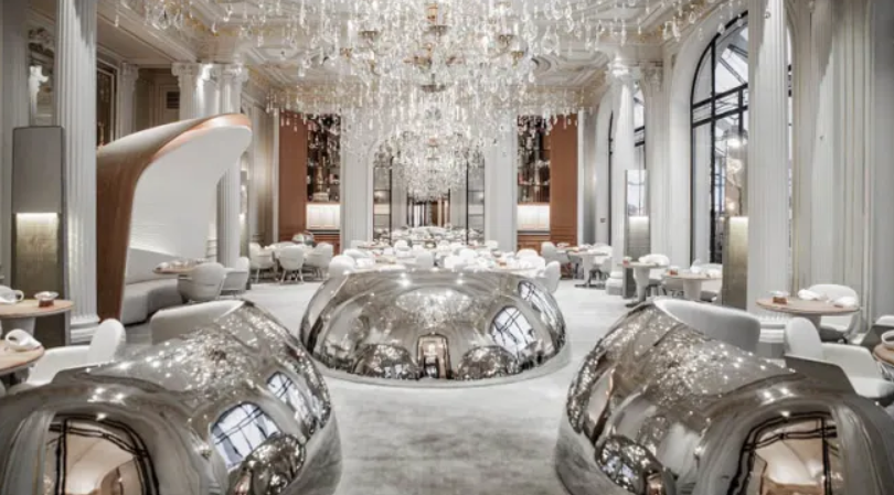 Интерьер ресторана Alain Ducasse в знаменитом отеле Plaza Athénée / thefork.com Интерьер ресторана Alain Ducasse в знаменитом отеле Plaza Athénée / thefork.com