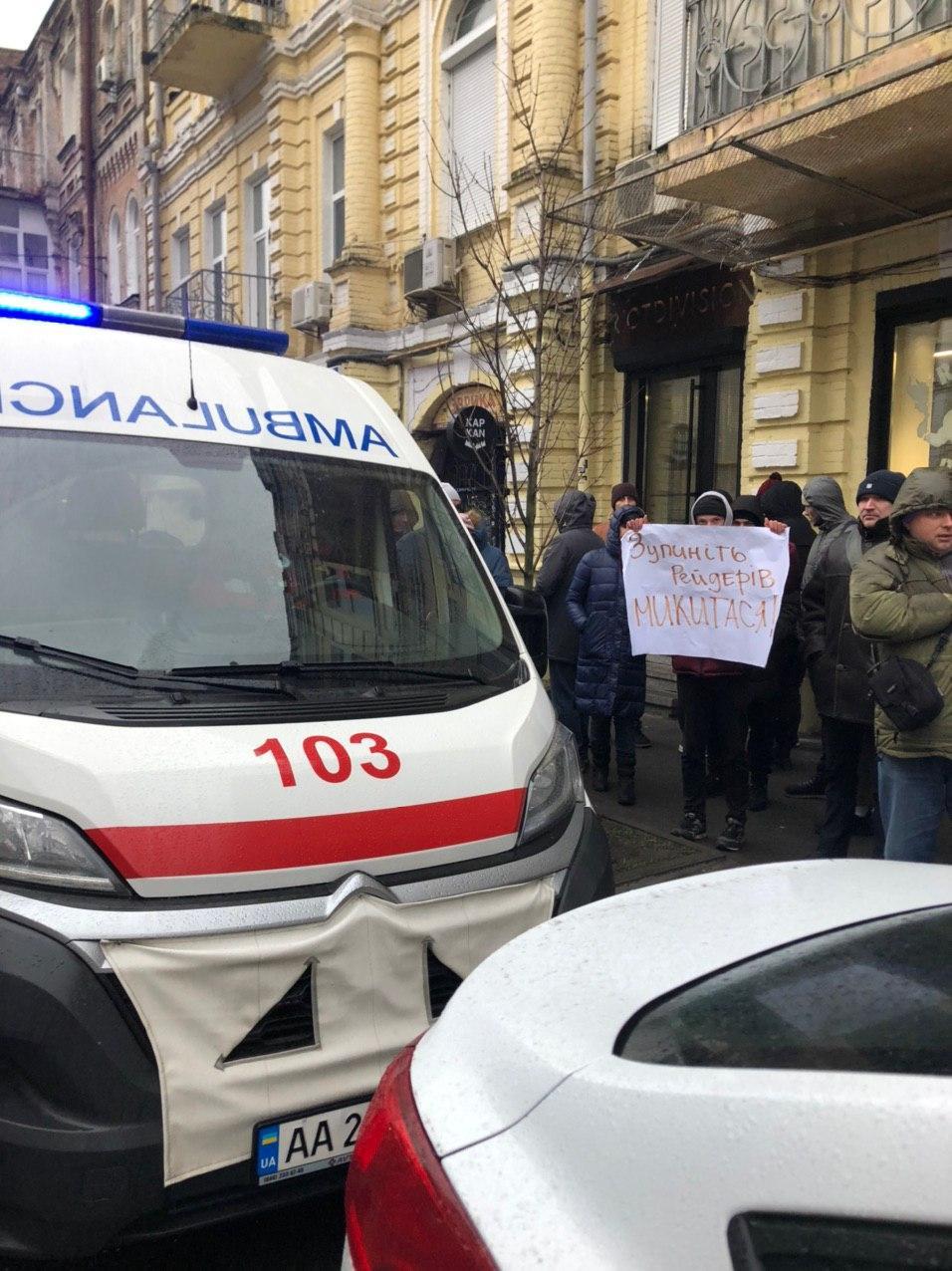 На журналистов, задававших острые вопросы рейдерам Микитася, напали после пресс-конференции На журналистов, задававших острые вопросы рейдерам Микитася, напали после пресс-конференции