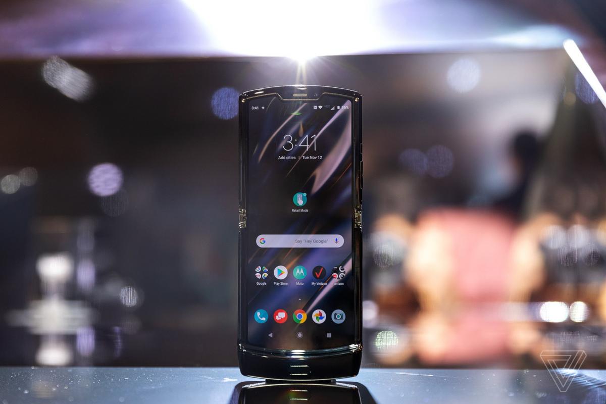 Новый Motorola Razr с гибким экраном начнет продаваться с 6 февраля / фото The Verge Новый Motorola Razr с гибким экраном начнет продаваться с 6 февраля / фото The Verge