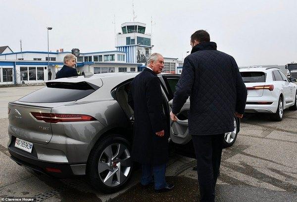 Принц Чарльз скористався електромобілем / фото instagram.com/clarencehouse Принц Чарльз скористався електромобілем / фото instagram.com/clarencehouse