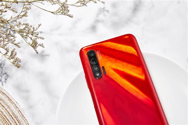 Смартфон построен на базе однокристальной системы Kirin 990 / фото Mydrivers Смартфон построен на базе однокристальной системы Kirin 990 / фото Mydrivers