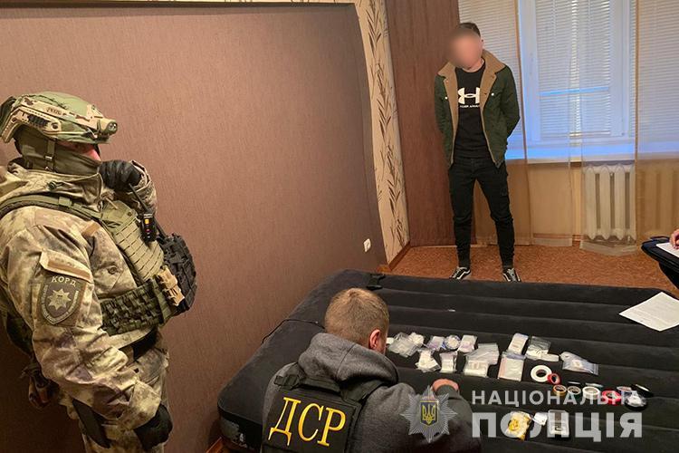 Правоохоронці провели одночасно 70 обшуків у трьох областях / фото НПУ Правоохоронці провели одночасно 70 обшуків у трьох областях / фото НПУ