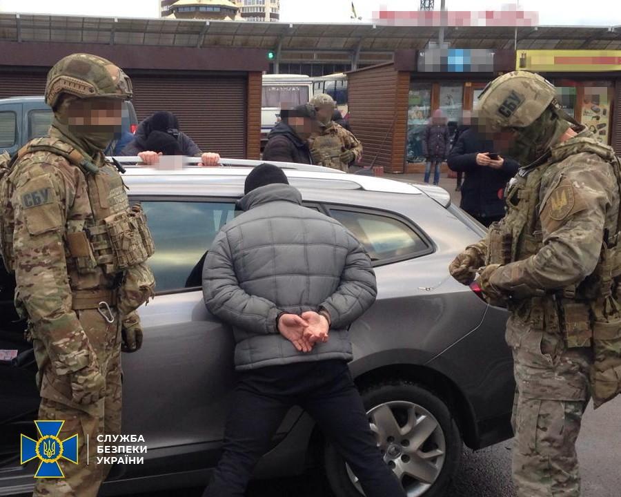 Преступников задержали во время попытки продажи ртути / Фото: СБУ Преступников задержали во время попытки продажи ртути / Фото: СБУ