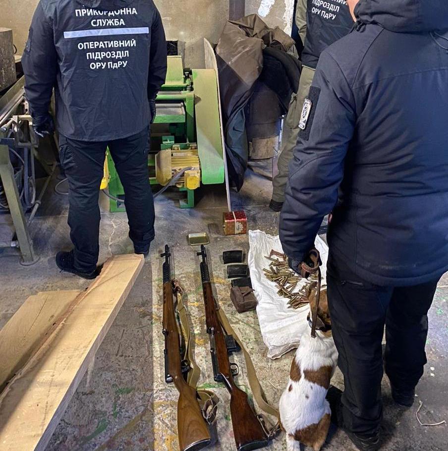 Зброю та боєприпаси правоохоронці виявили у прикордонні Одещини / фото: dpsu.gov.ua Зброю та боєприпаси правоохоронці виявили у прикордонні Одещини / фото: dpsu.gov.ua