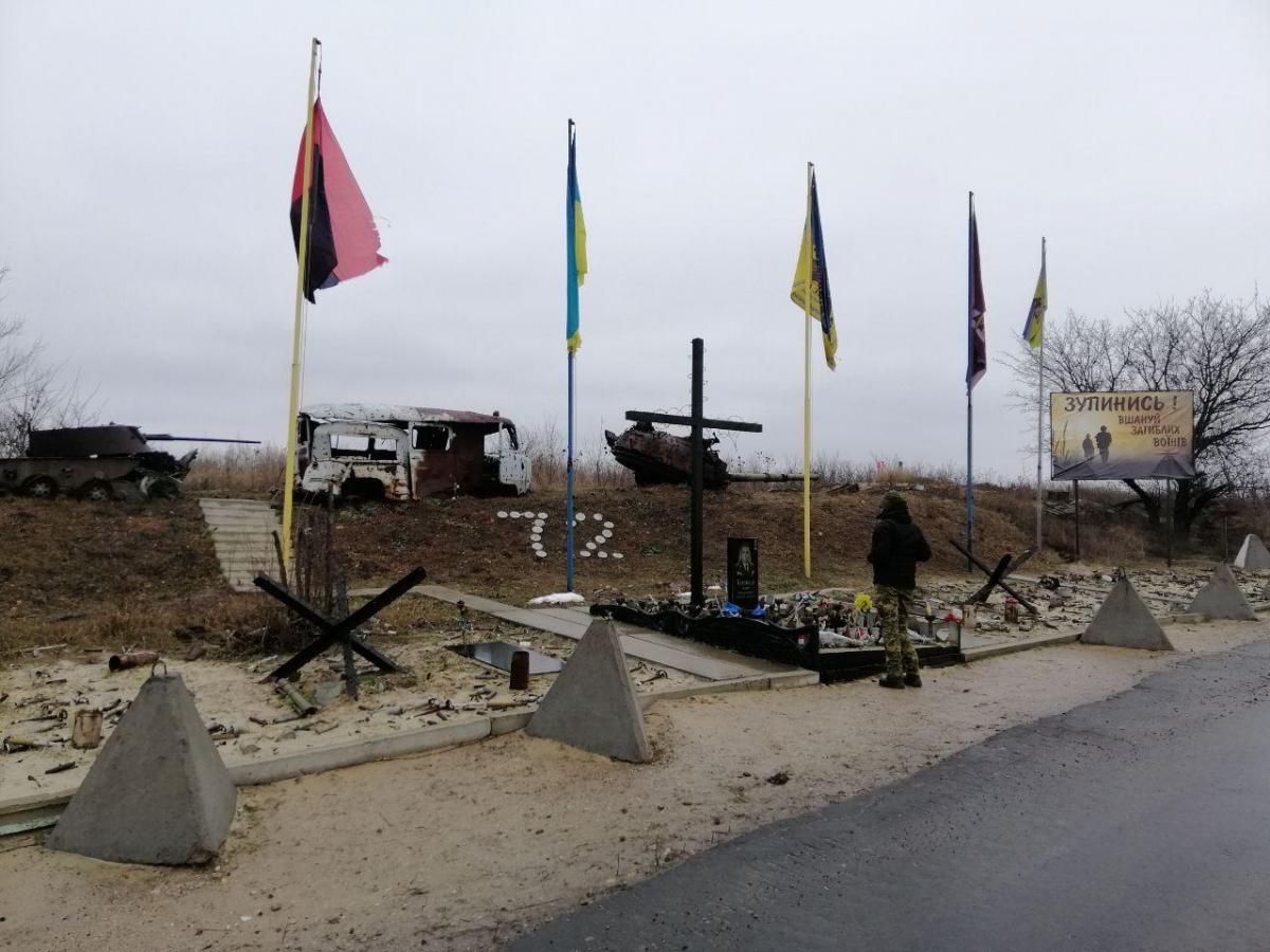 Вдовиченко вспомнил, как его бригада вступила в бой с боевиками группировки "Сомали" / фото - мемориал на въезде в промзону Авдеевки - УНИАН
