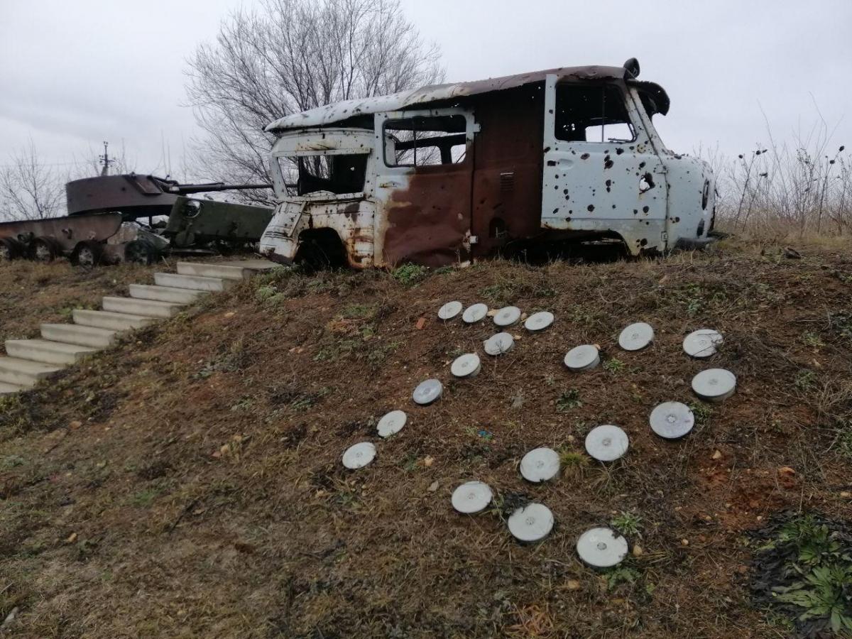 The troops with the 72nd brigade deployed in the Avdiyivka industrial zone in October 2016 and immediately came under fire / A memorial at the entrance to the Avdiyivka industrial zone / UNIAN