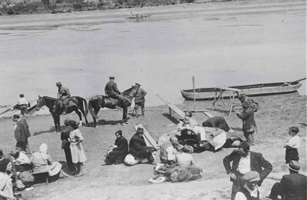 Румунські солдати вартують євреїв перед етапуванням до Трансністрії, берег Дністра в Бессарабії / memory.gov.ua