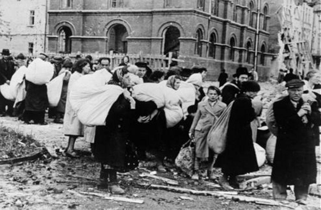 Мешканці гетто в Дрогобичі (Львівська область, тоді ‑ Генеральна Губернія) очікують депортації, 21 липня 1941 р. / memory.gov.ua
