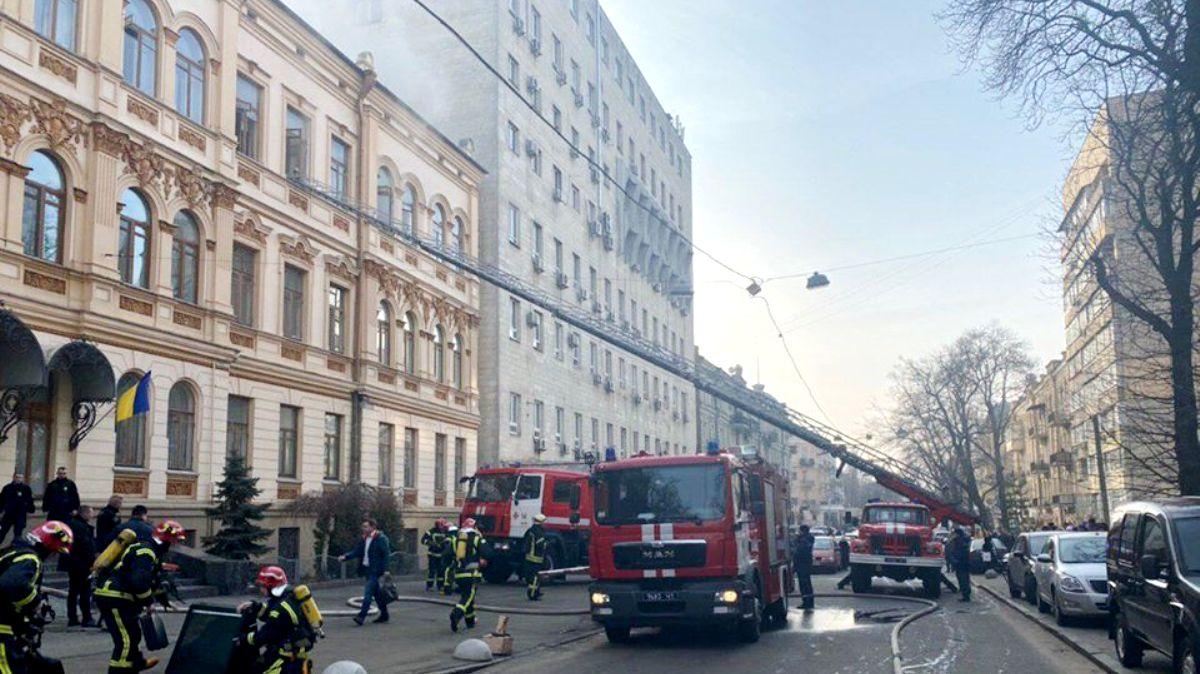 У Києві через пожежу з будівлі Мінкульту евакуйовують людей / фото facebook.com/DSNSKyiv/ У Києві через пожежу з будівлі Мінкульту евакуйовують людей / фото facebook.com/DSNSKyiv/