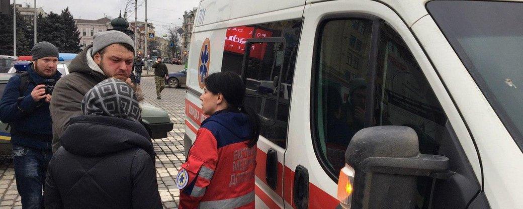 Оператора "СТБ" Олександра Бринзу і працівника поліції забрала швидка / фото suspilne.media Оператора "СТБ" Олександра Бринзу і працівника поліції забрала швидка / фото suspilne.media