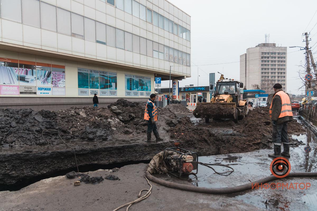 Яму обіцяють засипати вже сьогодні / Фото: Інформатор Дніпро Яму обіцяють засипати вже сьогодні / Фото: Інформатор Дніпро