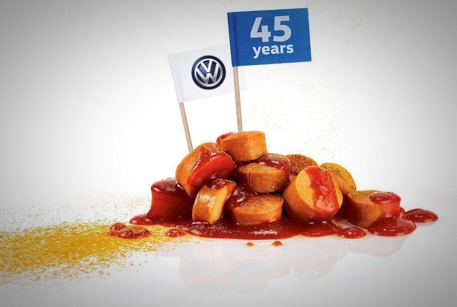 Бестселером Volkswagen стала сосиска каррівурст, яку випускають на заводі / фото Volkswagen Бестселером Volkswagen стала сосиска каррівурст, яку випускають на заводі / фото Volkswagen