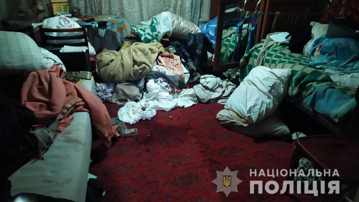 Мужчины проникли в дом пенсионера / фото НПУ Мужчины проникли в дом пенсионера / фото НПУ