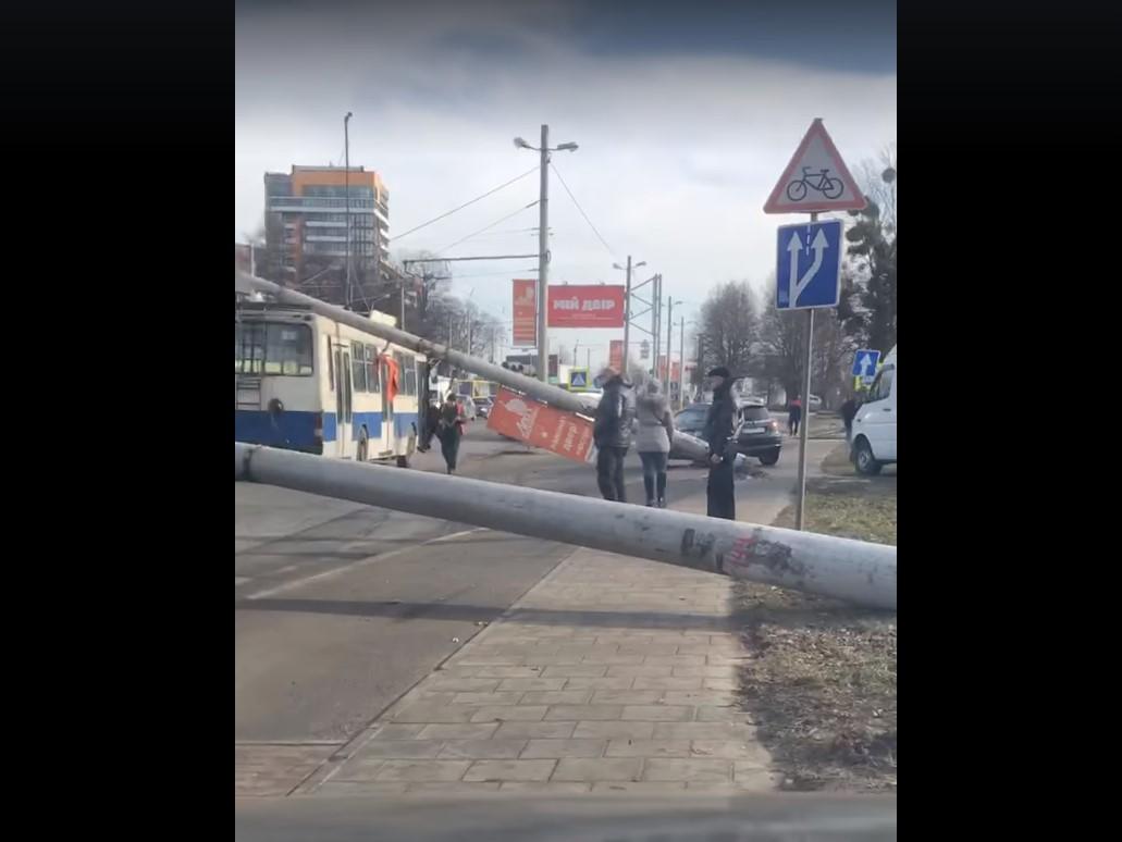 Внаслідок інциденту пошкодження отримали тролейбус та автомобіль / скріншот Внаслідок інциденту пошкодження отримали тролейбус та автомобіль / скріншот