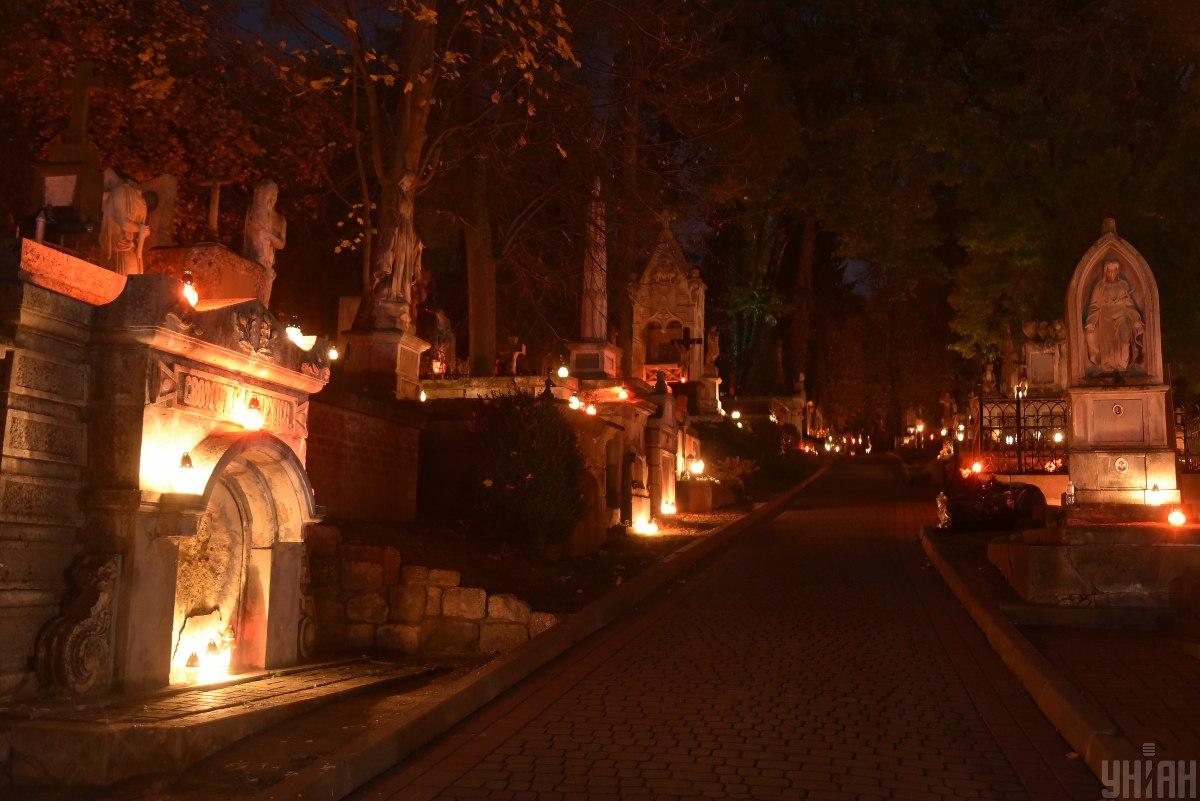 Мер звернувся до ритуальної служби міста / фото: УНІАН Мер звернувся до ритуальної служби міста / фото: УНІАН