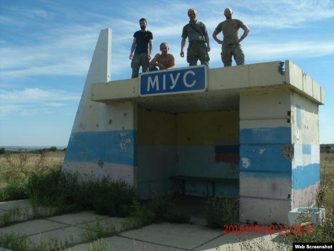 Владимир Скопинов (крайний справа) в районе Дебальцева / svoboda.org