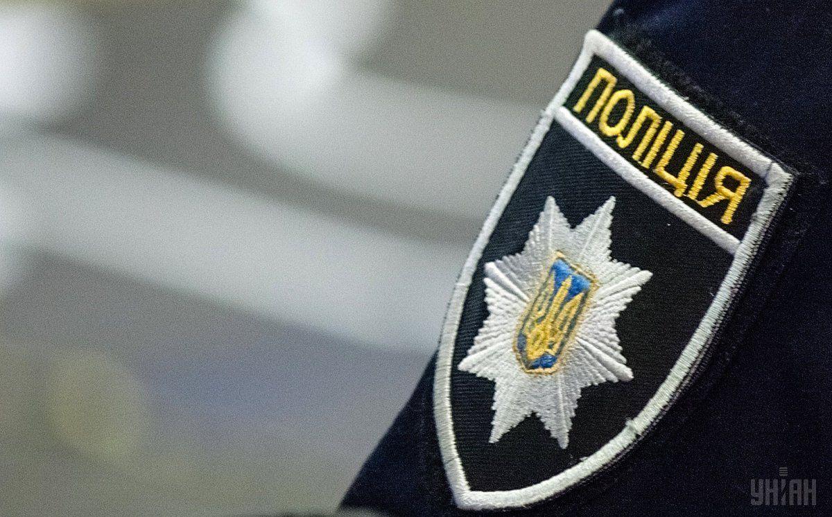 Правоохоронці були змушені перевіряти кілька мостів на автошляху / фото УНІАН Правоохоронці були змушені перевіряти кілька мостів на автошляху / фото УНІАН