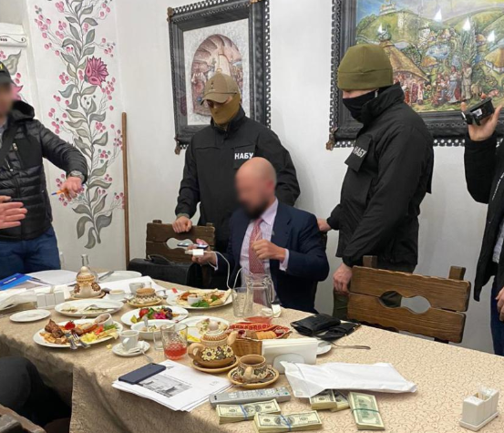 Задержанные планировали предоставлять неправомерную выгоду частями в течение года / nabu.gov.ua Задержанные планировали предоставлять неправомерную выгоду частями в течение года / nabu.gov.ua