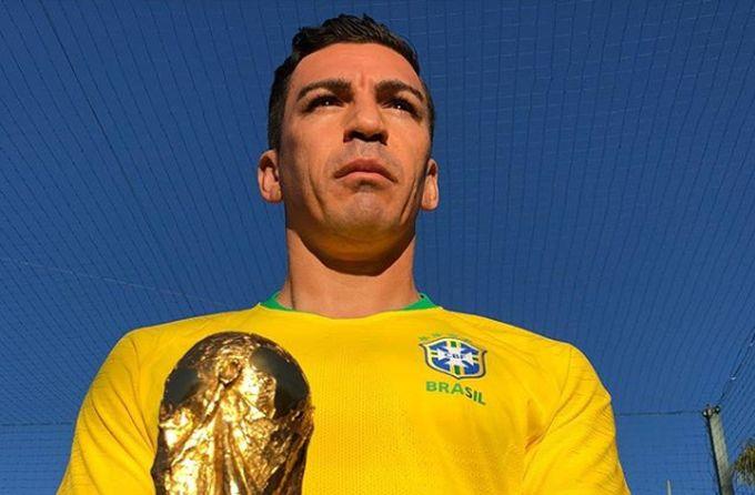Лусіо з кубком за перемогу на чемпіонаті світу / фото: instagram.com/lucio_l3 Лусіо з кубком за перемогу на чемпіонаті світу / фото: instagram.com/lucio_l3