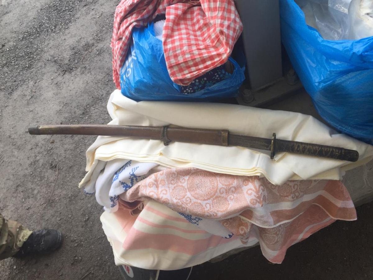 Чоловік віз меч самурая на окуповану територію / dpsu.gov.ua Чоловік віз меч самурая на окуповану територію / dpsu.gov.ua