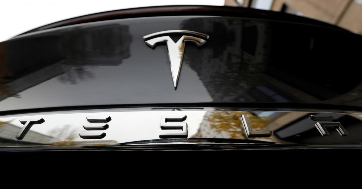 Звичайні українці з руками готові відірвати Tesla / фото  REUTERS