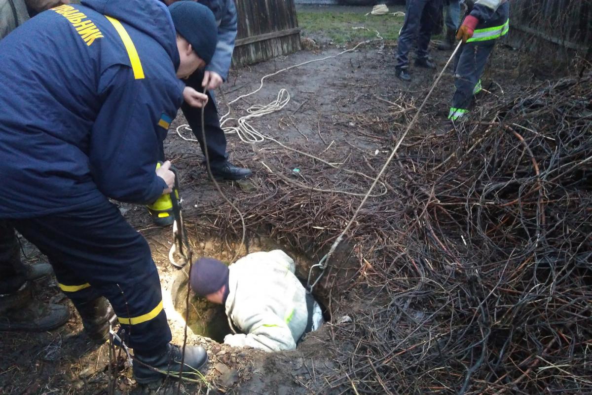 Бійці ДСНС прийняли рішення спустити в колодязь рятувальника \ ДСНС Бійці ДСНС прийняли рішення спустити в колодязь рятувальника \ ДСНС