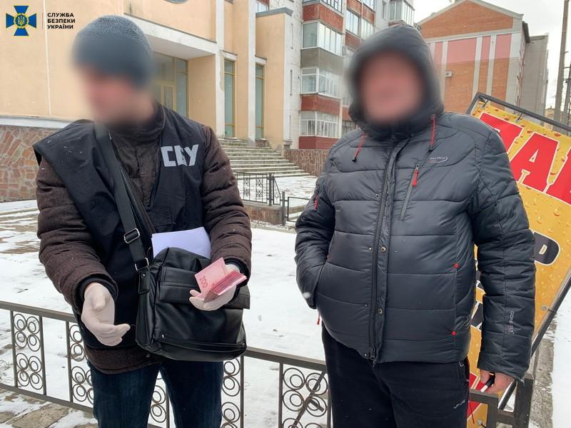 Правоохоронці затримали посередника, який є помічником депутата / ssu.gov.ua Правоохоронці затримали посередника, який є помічником депутата / ssu.gov.ua