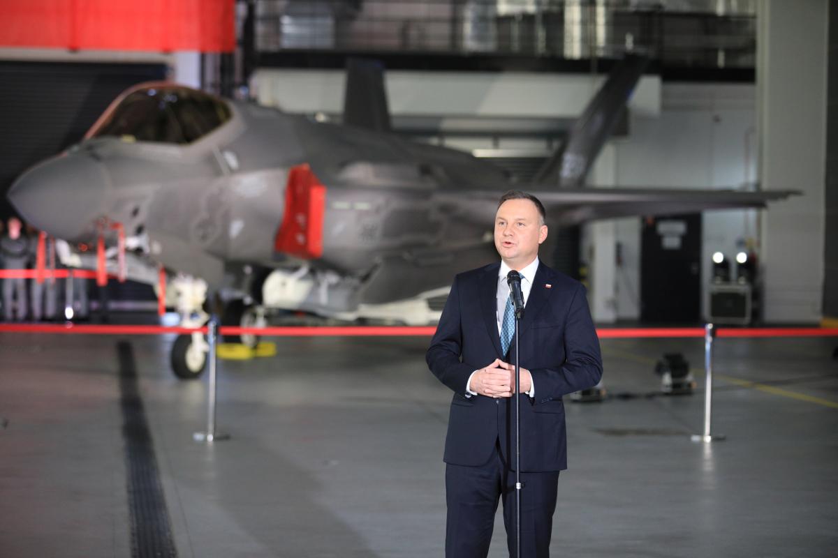 Президент Польщі Анджей Дуда під час підписання контракту / REUTERS Президент Польщі Анджей Дуда під час підписання контракту / REUTERS