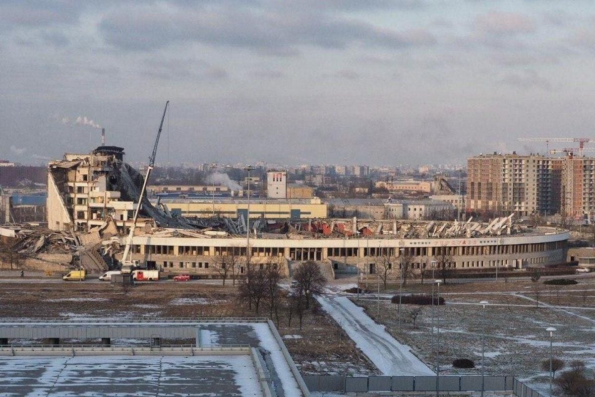 В Санкт-Петербурге во время демонтажа обвалилась крыша огромного стадиона  (фото, видео)