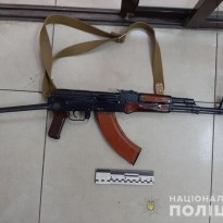 В Харькове мужчина свободно гулял с автоматом Калашникова (фото)