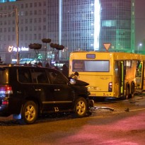 В Киеве Lexus въехал в автобус, пострадала семейная пара с ребенком (видео)