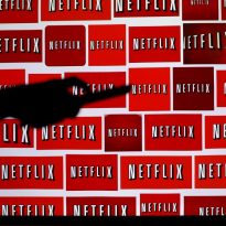 Правительство Британии просит Netflix добавить в сериал 
