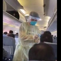 Появилось видео из Китая, как медики сканируют пассажиров самолета на новый смертоносный вирус
