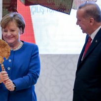 Эрдоган подарил Меркель зеркало (фото)
