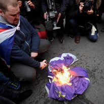 Brexit: в центре Лондона сожгли флаг ЕС (фото)