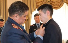 Авіакатастрофа в Казахстані: пасажира, що вижив, нагородили за порятунок вагітної жінки