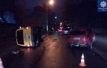 У Києві Volkswagen влетів в Suzuki – п'яний водій приліг відпочити на місці аварії (фото)