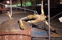 Тепер повалили: шведські фанати знову познущалися над статуєю Ібрагімовича (фото)