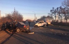 На Дніпропетровщині зіткнулися автобус та два легковики: один загиблий та 12 травмованих