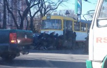 В Одессе пассажиры толкали трамвай, заглохший посреди дороги: водителя накажут (фото)