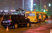 У Києві Lexus в'їхав в автобус, постраждала сімейна пара з дитиною (відео)