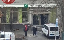 У Києві при спробі пограбування банку підірвали банкомат (фото)