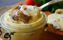 Эксперт рассказала, кому нельзя есть плавленый сыр