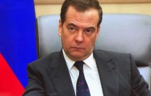 Прем'єр РФ Медведєв прийшов на роботу в краватці з рожевими лебедями (фото)