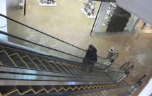 Прорив труби біля Ocean Plaza: рятувальники показали вигляд зсередини ТЦ після аварії (фото)