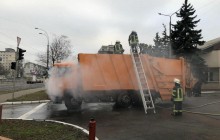 В Киеве горящий мусоровоз сам приехал к пожарным (фото)