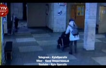Зім'яло вдвічі: з'явився запис падіння важких дверей на дитину (відео 18+)