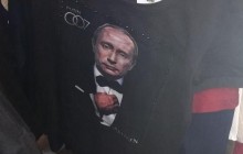 "Агент 007": у Харкові в магазині помітили футболку з портретом Путіна (фото)