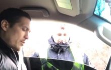 "Фотку с нами сделаете?": в сети появилось видео, как полицейские остановили Усика на дороге